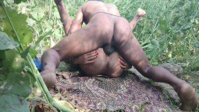 Indian Desi Hot Village Housewife Apne Pati Ke Sath Jungal Me Mangal Karte Huye Chudai Kiya. Hindi Sexy Videos - desi-porntube.com - India