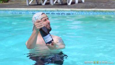 Chantelle Fox In The Wet Look - hotmovs.com