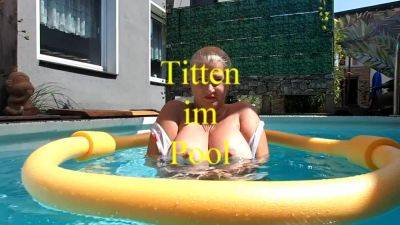 Tits In The Pool - hclips.com