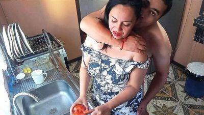 Hot BBW Stepmom Kelly Gets Fucked Hard by StepSon While Peeling Tomatoes in Kitchen - veryfreeporn.com - Usa