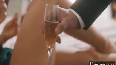 Nicole Aniston And Des Ires - Gets The Of Service She - hotmovs.com