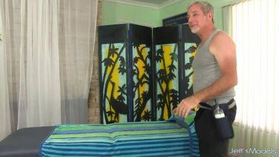 Jay Crew Masseur Stretches Miss Ladycakes' Fat Ass and Pussy with his Toy - sexu.com