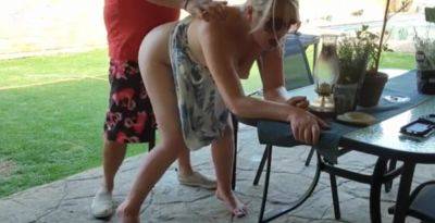 un coup de bite au petit dej sur la terrasse - txxx.com - France