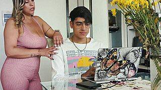 Mara busca un técnico para su computadora y termina follandolo cuando no está su esposo - ah-me.com