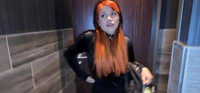 Une ado péruvienne voleuse attrapée et Défoncée en anal dans les toilettes d'un hôtel par 2 inconnus - inxxx.com