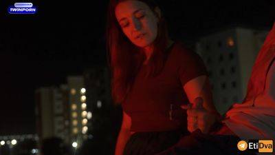 Drochu Neznakomcu V Zhilom Dvore Pod Oknami Sosu Hui Etidva - hclips.com - Russia