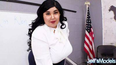 Chloe Klein - Thick BBW Teacher Masturbates with Huge Dildo - porntry.com