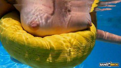 Bangbros - Jovan Jordan cranks out when he notices his daughter-in-law Madison Wilde is getting undressed in front of him - sexu.com - Jordan