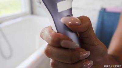 Quit Beating Around The Bush With Alex Jones, Skyla Sun, Leah Michelle - Brazzers - hotmovs.com