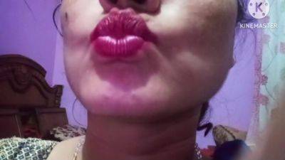 Give Sexy Lips Kisses To All Her Fans - desi-porntube.com - India