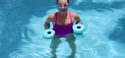 Oiled hottie blows personal trainer outside by the pool - inxxx.com