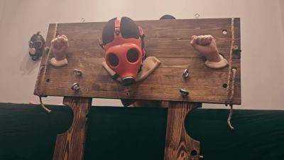 Sex Wife - Wife Have Sex Wearing A Gasmask - hclips.com