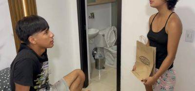 Mi pequeña hermanastra me modela sus calzones nuevos, los exhibe muy sexy hasta que me la folle. - inxxx.com