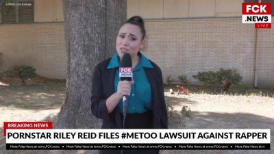 Riley Reid In Licks Pussy On Porn Set - hotmovs.com