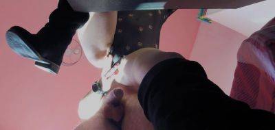 sorellastra presa per i capelli e scopata figa pelosa vista da sotto - inxxx.com - Italy