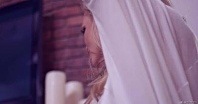 Kelly Madison - Kelly's Xmas - Starring: Kelly Madison - PornFidelity - hotmovs.com