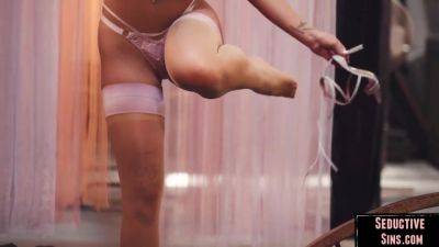 Cuntfingering sensual stripping goddess - hotmovs.com