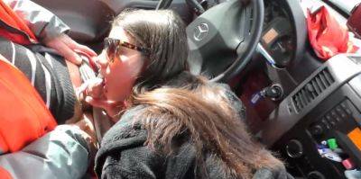 elle filme sa copine sucer un routier dans la cabine du camion - txxx.com