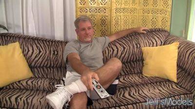 Plumpers Juicy Jazmynne and Jade Rose Double Team Grandpa - sexu.com