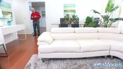 Chubby Chick Bunny De La Cruz Fucks Like a Bitch in Heat - sexu.com