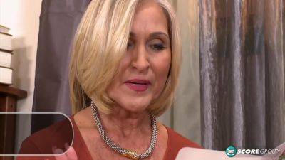 Southern belle shows off her tits and pussy - hotmovs.com