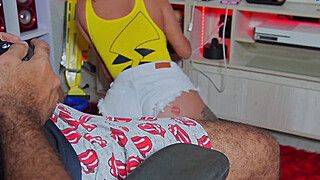 Chupo la verga de mi padrastro mientras juega a la consola - ah-me.com