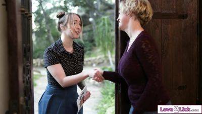 Fan girl licks milf voice actress of her favorite character - hotmovs.com