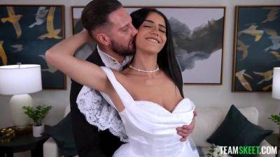 Roxie Sinner - Roxie Sinner Is Desperate To Get Pounded - videomanysex.com