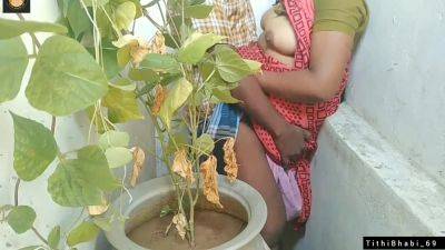 Desi Bhabi And Her Boyfriend Outdoor Sex In Shari - desi-porntube.com - India