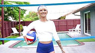 Volleyball chick makes trainers dick hard then rides it - ah-me.com