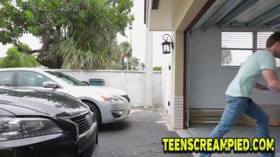 Pretty teen gets creampied while getting labia fucked - sexu.com