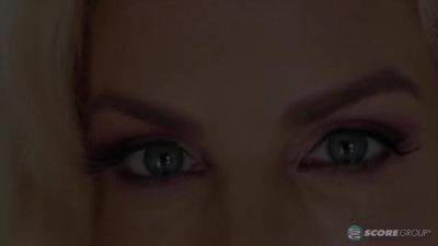 Taylor Leigh plugs her new book...and her pussy! - hotmovs.com