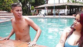 UNA GRAN AZOTADA EN LA PISCINA CON EL DE MI JEFE - ah-me.com