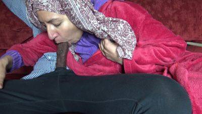 Saya Karim In Londradaki 52 Yasındaki Turk Karısı, Kocası Isteyken Buyuk Siyah Penisi Emmenin Tadını Cıkarıyor - hclips.com