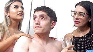 Madrastra le enseña a su petite 18 años como hacer un trio junto al mesero! Pipeboy1, Naty y Kylei - ah-me.com