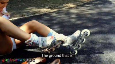 Best friends go rollerskaing before taking a bathtub together - sexu.com - Czech Republic