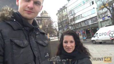 Hunt4k. fellow witnesses gf screwed on sofa for fat stack of cash - sexu.com - Czech Republic