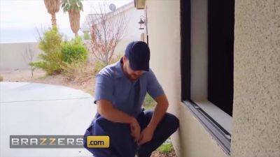 Lucky Mailman Fucks Katy Jaynes Ass On The Massage Table & Shoots His Load On Her Face - hotmovs.com