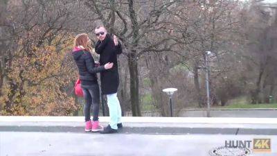 Hunt4k. a la pelirroja le gusta dar sexo por dinero frente a su novio - sexu.com - Czech Republic