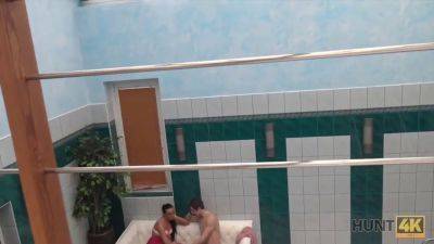 Hunt4k. sexabenteuer im privaten swimmingpool - sexu.com - Czech Republic