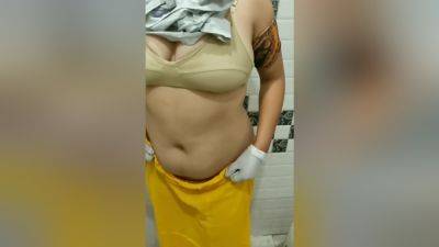 Desi Bhabhi Is Not Asking To Leave In The Bathroom - desi-porntube.com - India