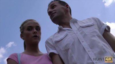 Hunt4k. teenage verliert brieftasche, aber charismatischer mann bietet geld - sexu.com - Czech Republic