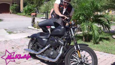 Mia Khalifa - Mia Loves to share Big Dick with her stepmom or a buddy - sexu.com