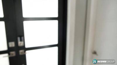 Melody Mynx - Busty MILF Melody Mynx meets her new neighbor - hotmovs.com