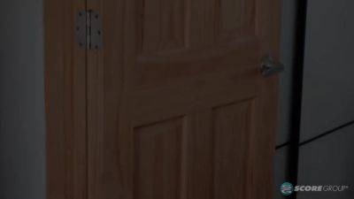 Carrie Anne gets her ass ready - hotmovs.com