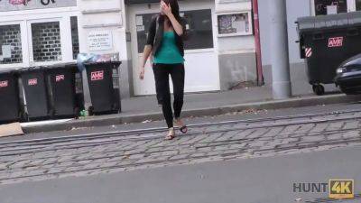 Hunt4k. un jeune duo a besoin d'argent mais la salope n'est pas contre la baise - sexu.com - Czech Republic