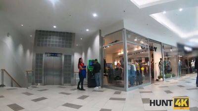 Hunt4k. hunter meets super-hot model who remains sans cash - sexu.com - Czech Republic