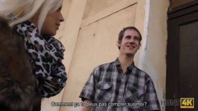 Hunt4k. hunter le da dinero a una jovencita rubia para que abra la puerta cerrada - sexu.com - Czech Republic
