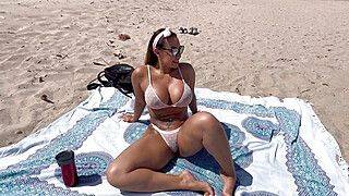 LA PAISITA OFICIAL CULONA LE CUMPLE LA FANTASIA A UN PAJILLERO EN LA PLAYA - ah-me.com