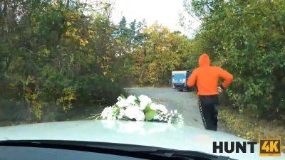 Hunt4k. random passerby scores wondrous bride in the wedding limo - sexu.com - Czech Republic